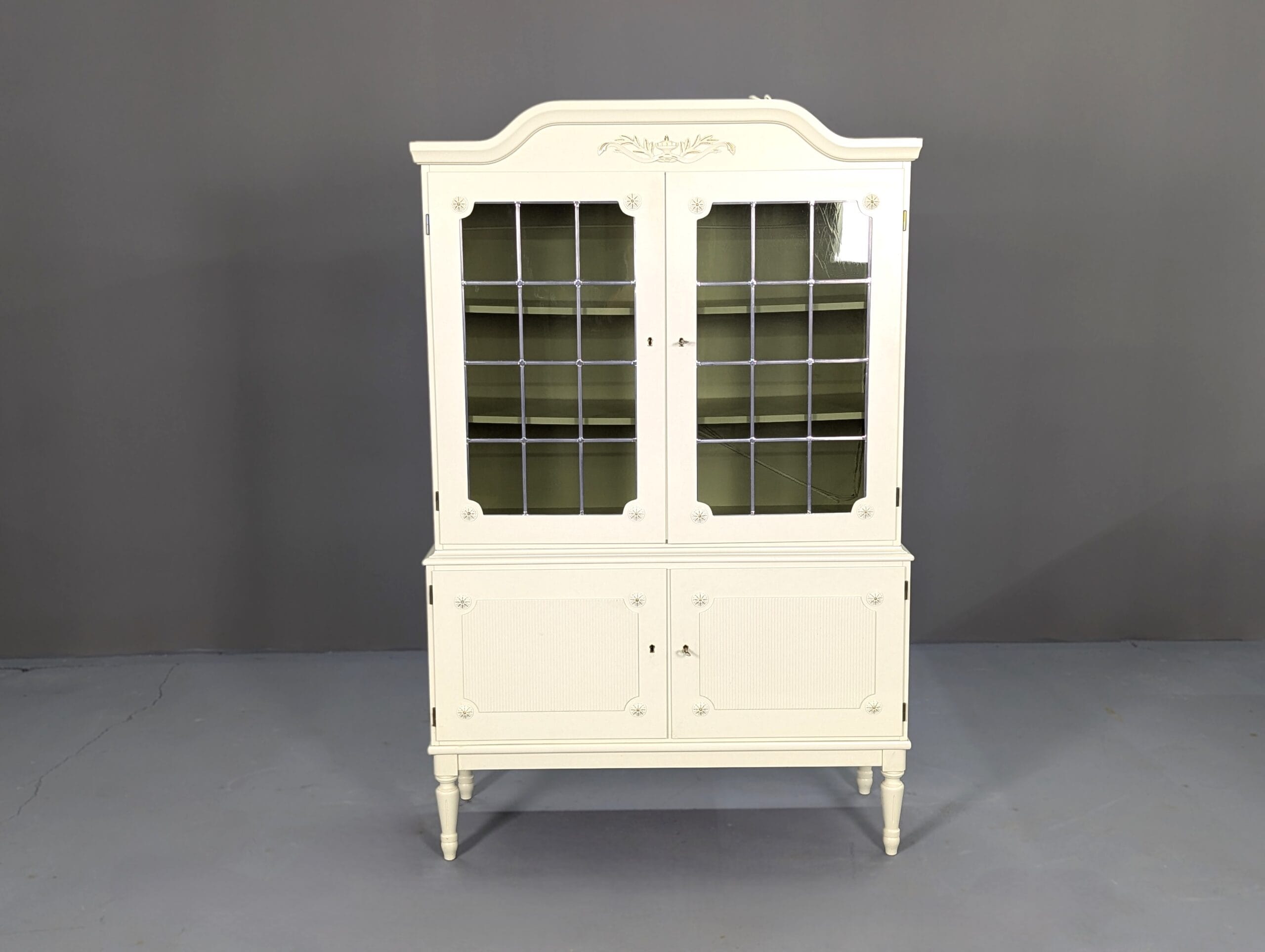 Balta Gustavian stiliaus indauja